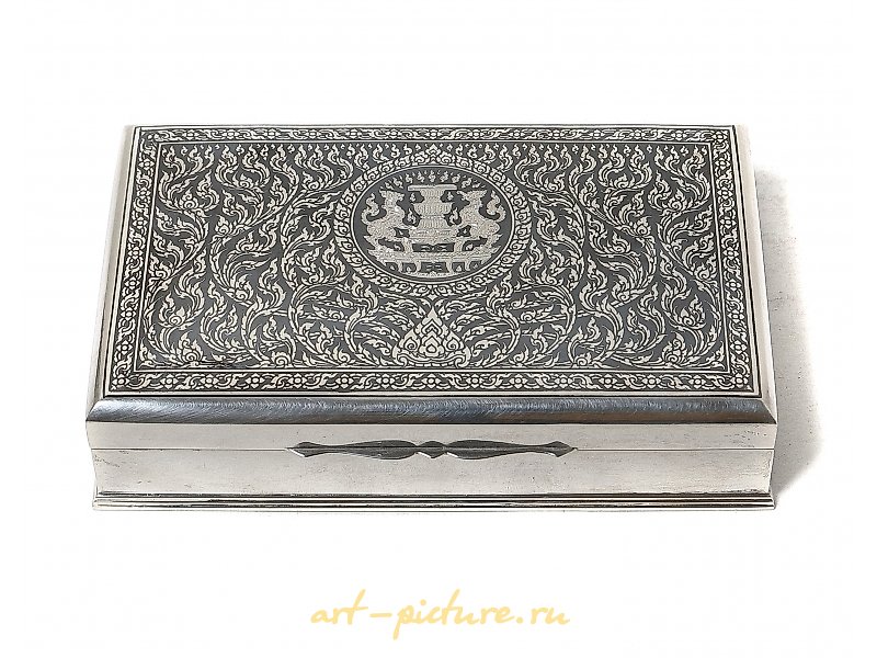 银色的盒子，内部为木质装饰，银饰上雕刻有植物花纹。政府赠品。
