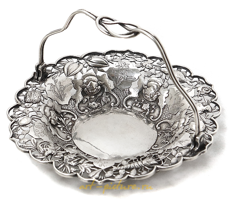 翻译如下：

带翻转手柄的花瓶，中国，136克，950件，边缘高度3厘米，碗的直径14厘米，提起手柄的高度10厘米。