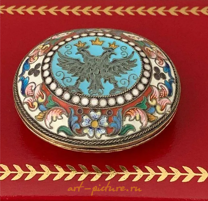 银色小盒子。瓦西里·科诺瓦连科