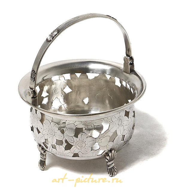 Silver pierced vase with a swing handle. China, Shanghai, Luen Wo, late 19th century.