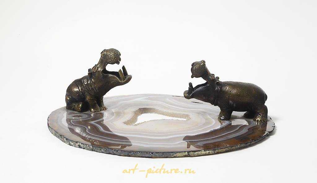 作者手工雕塑“河马”。青铜，玛瑙。