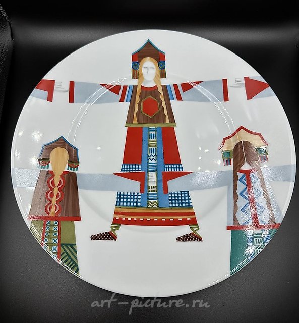 The plate is a national costume with hand-painted artwork by Olga Serebryakova, a leading artist at IFZ.