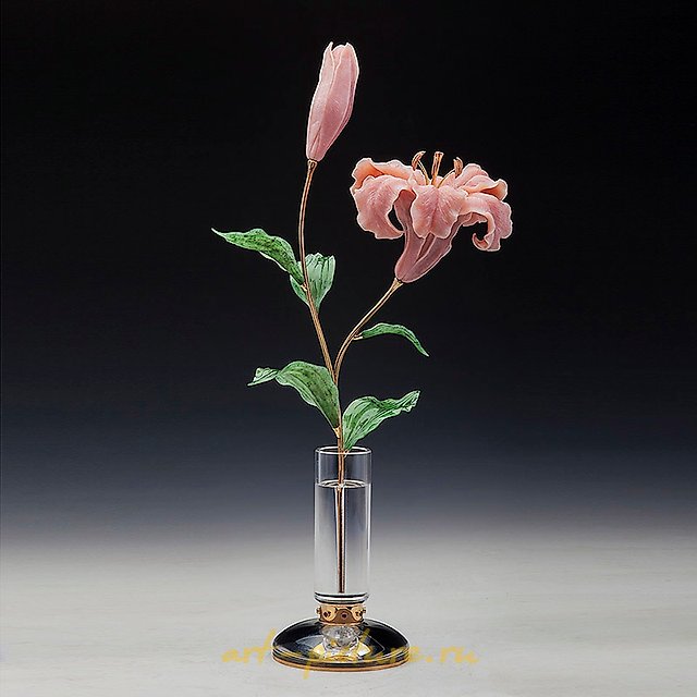 粉色百合。石材花艺