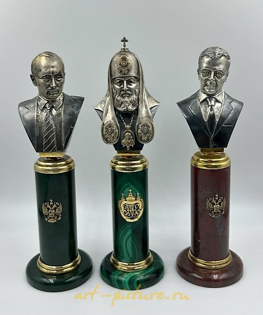 银色的普京V.V.、梅德韦杰夫D.A.、基里尔大主教的胸像在基座上