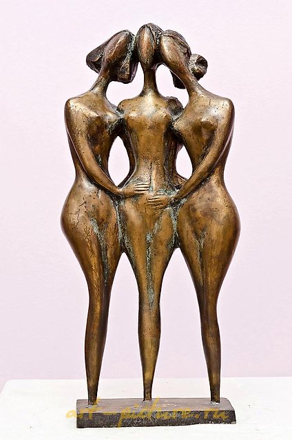 The translation of "Three friends" into English is "Three friends." It appears to already be in English. If you have a different text that needs translation, please provide it!