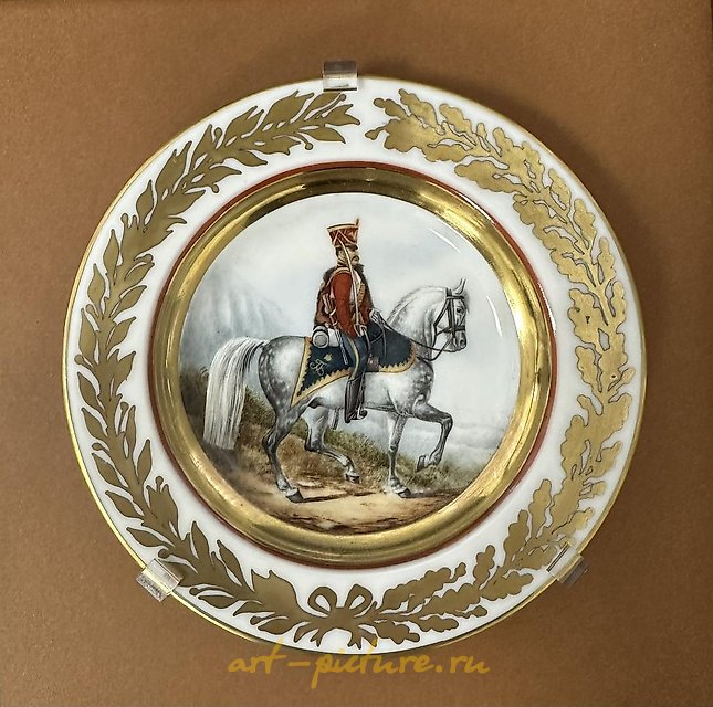 手绘“卫兵骑兵团军官”瓷盘