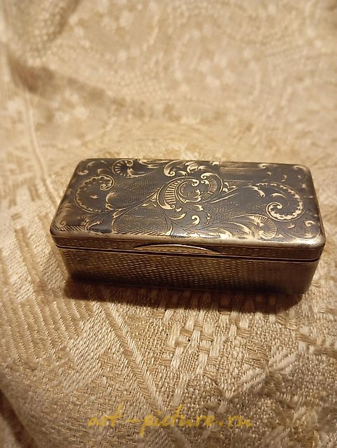 The word "Табакерка" translates to "snuffbox" or "tobacco box" in English.