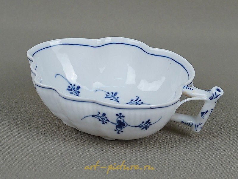 The translation of "блюдо Royal Copenhagen" into English is "Royal Copenhagen dish."