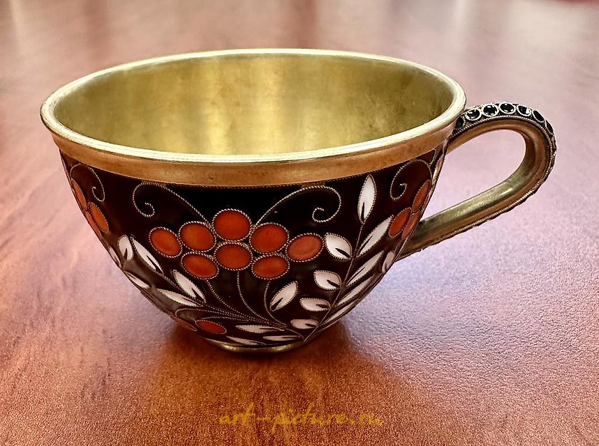 这段文本翻译成简体中文是：“隔片珐琅的杰作杯”。