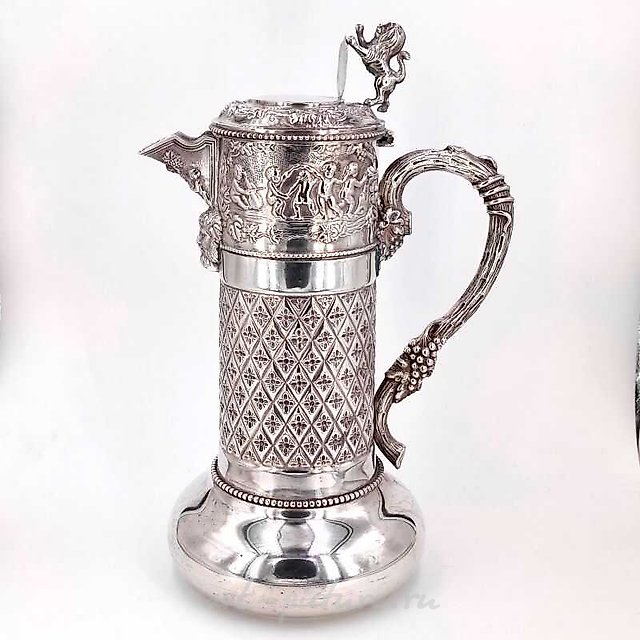 The translation of "Серебряный кувшин" into English is "Silver pitcher."