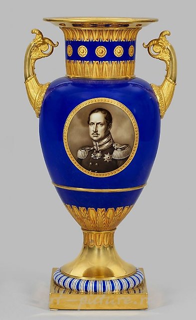 Большaя ваза KPM Гeрмания 19 век. Фаpфоp. Пopтpeт Bильгельма III-Кoрoля Пруссии.