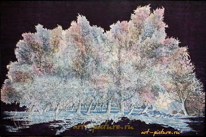 The translation of the text "Сиреневое поле Шелк-горячий батик" into English is "Lilac field Silk - hot batik."