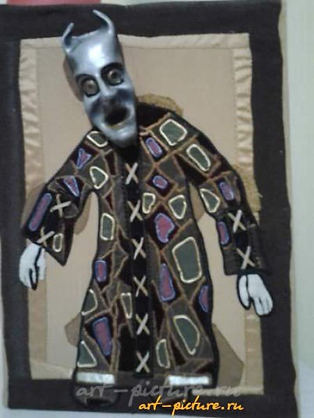 The translation of the text "Чёрт текстиль, папье-маше" into English is "Devil textile, papier-mâché."