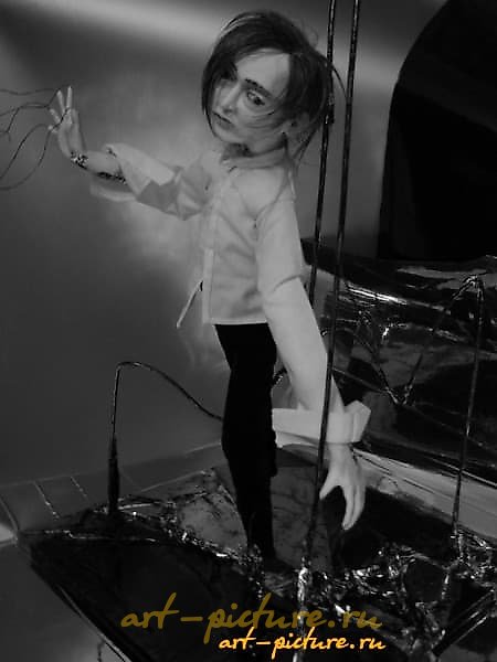 The translation of "Чей-то портрет цернит" into English is "Someone's portrait is tarnished."