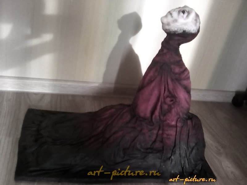 The translation of the text "Мёртвая красная волна цернит" into English is "The dead red wave is circling."