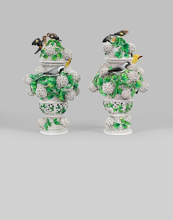 几个宏伟的梅森雪球花瓶。