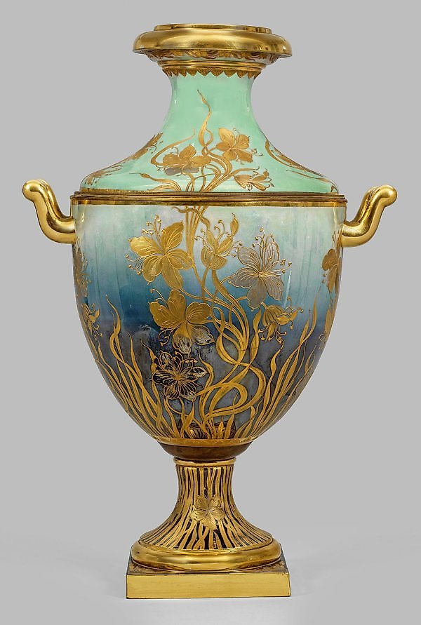 华丽的纪念装饰花瓶，带有维也纳风格的装饰。