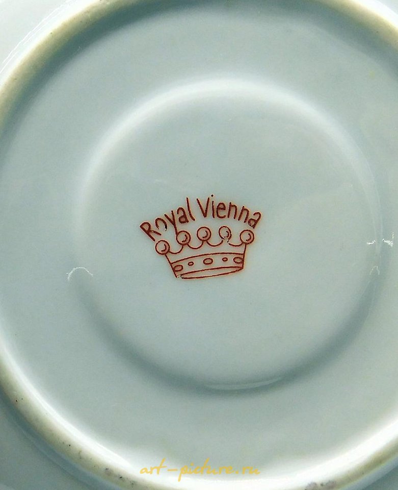 维也纳皇家瓷器 , 德米塔斯杯和碟子是日本制造的。