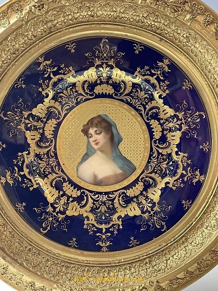 Royal Vienna Porcelain , A LARGE PAIR OF ROYAL VIENNA PLATES