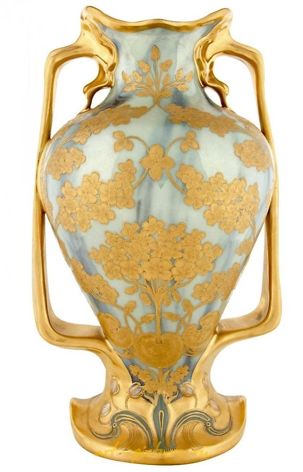 Royal Vienna , Фарфоровая ваза "Royal Vienna" с подписью Вагнера, 1900 год, высота 30 см. Оценка: $1,500-2,000.