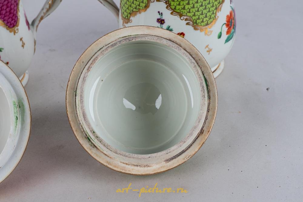 Royal Vienna , Фарфоровые чашки Вены с клеймом "пчелиный улей" и золотыми краями