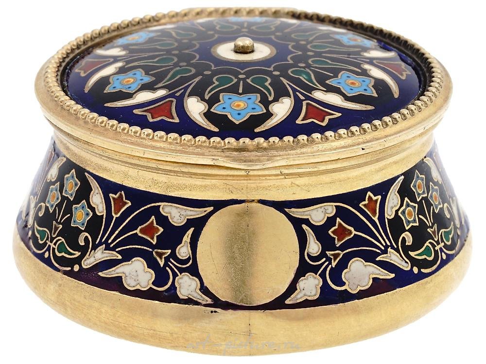 俄罗斯银 , 镀金银制盒子和隔板珐琅盖子