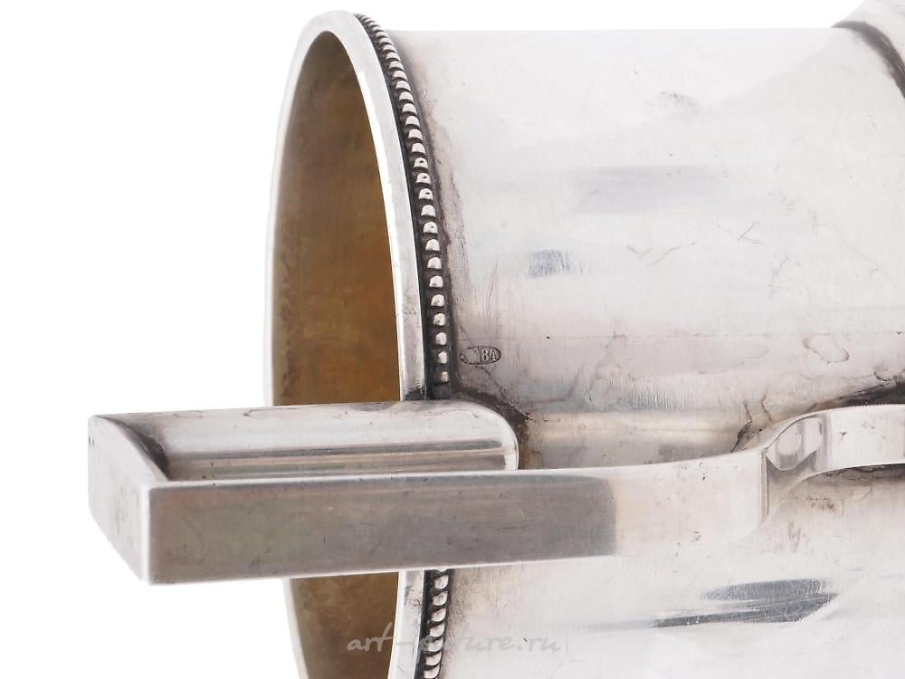 俄罗斯银 , 俄罗斯银制的帝国风格银杯，银品位为88。