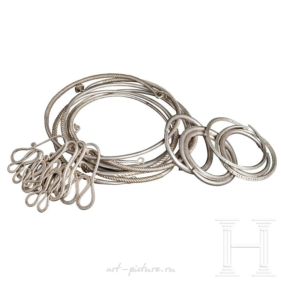 俄罗斯银 , 令人印象深刻的维京时代银饰套装。