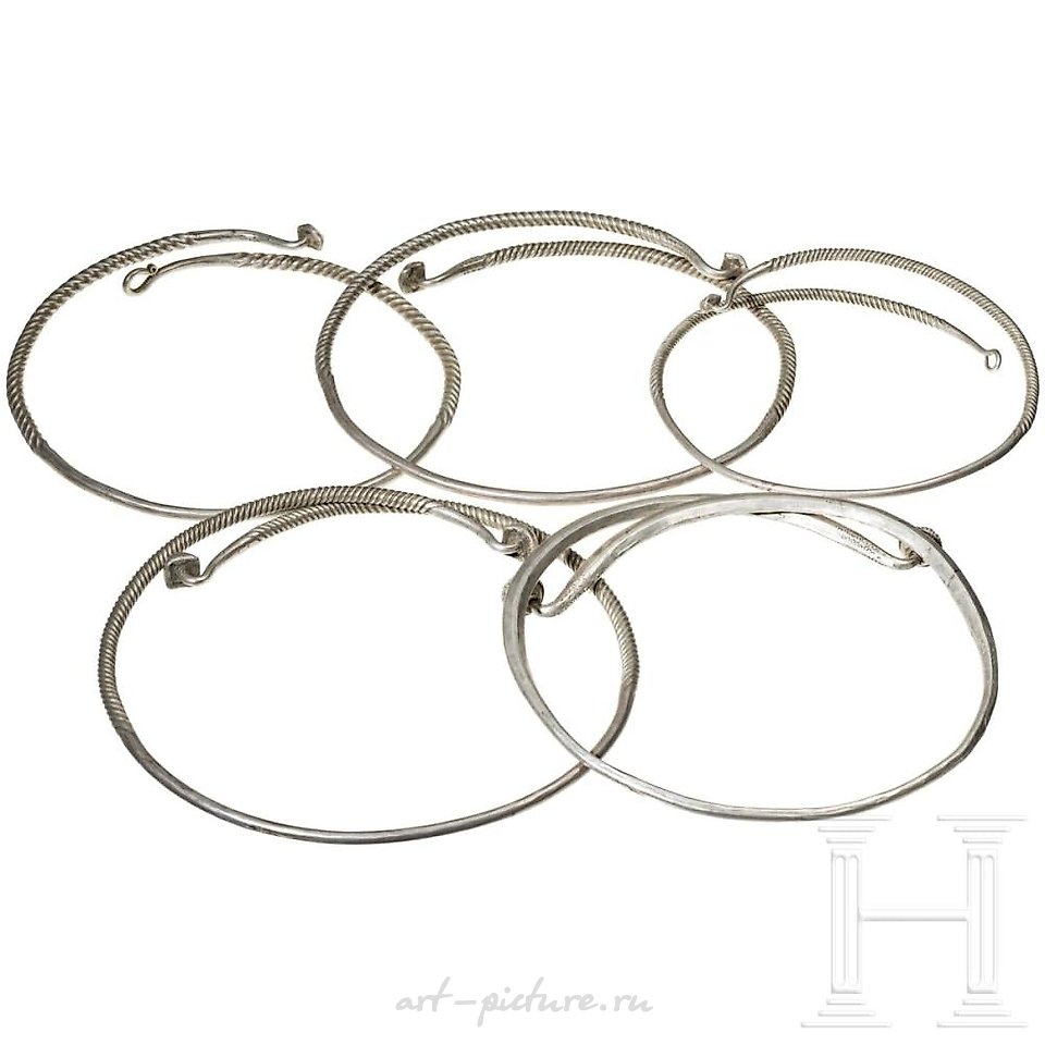 俄罗斯银 , 令人印象深刻的维京时代银饰套装。