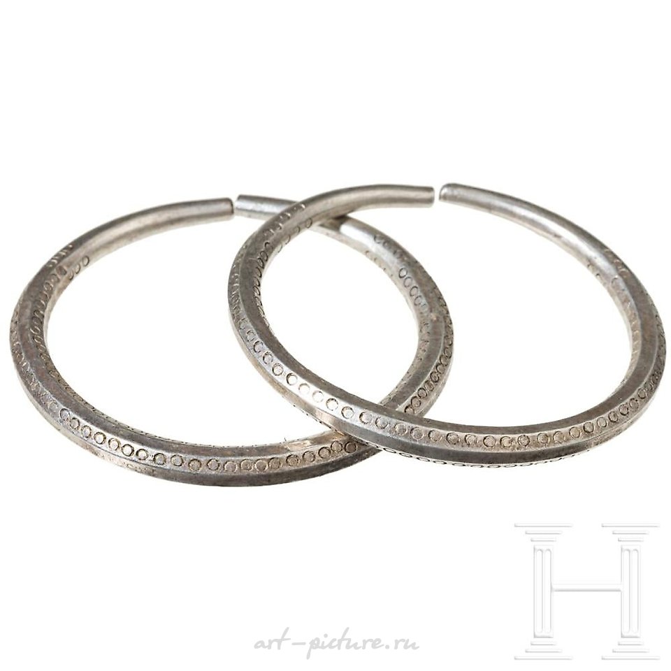 俄罗斯银 , 令人印象深刻的维京时代银饰套装。