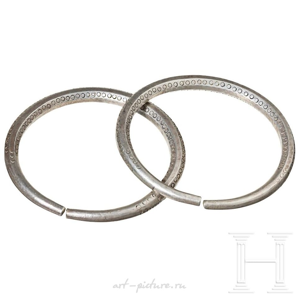 俄罗斯银 , 令人印象深刻的维京时代银饰套装。