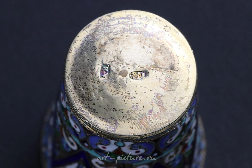 俄罗斯银 , 俄罗斯银制伏特加套装，带有六个琺瑯脚