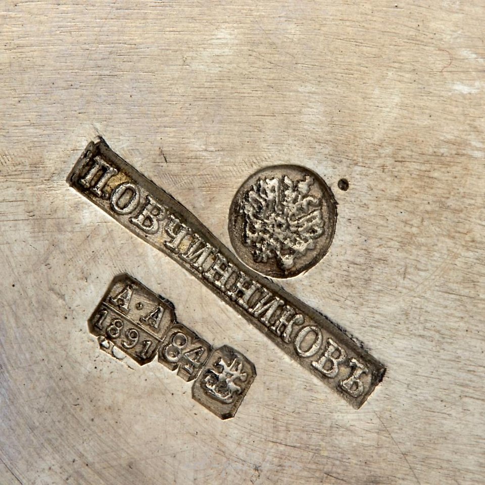 俄罗斯银 , 奥夫奇尼科夫的银茶壶和糖罐。