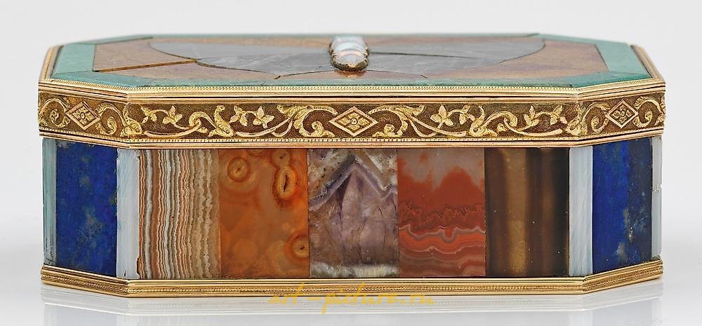 Royal Vienna , Фарфоровая табакерка в стиле Дрезденского ювелира Иоганна Кристиана Нойбера с драгоценными камнями, 1805 год