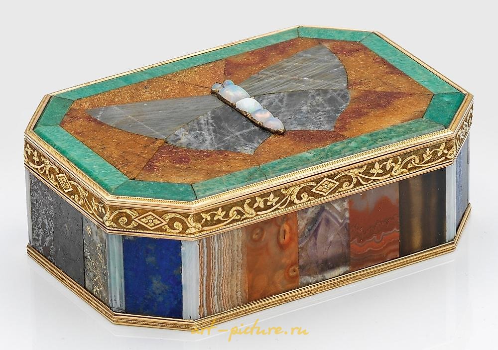 Royal Vienna , Фарфоровая табакерка в стиле Дрезденского ювелира Иоганна Кристиана Нойбера с драгоценными камнями, 1805 год