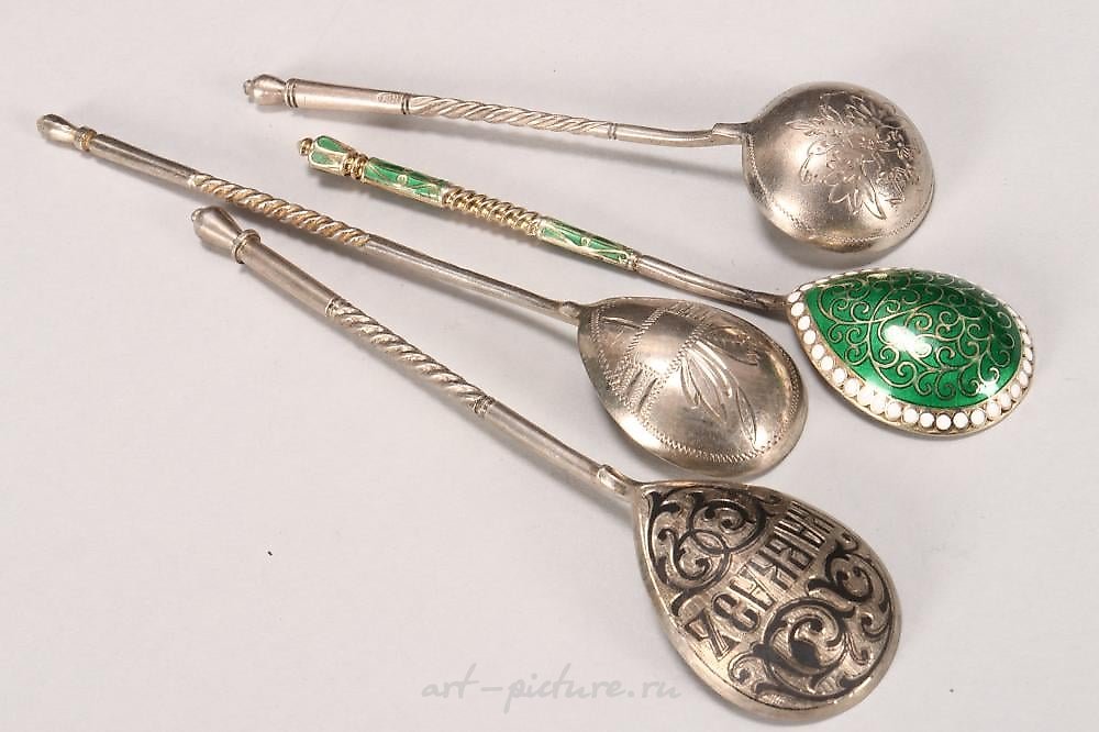 俄罗斯银 , 三个银制的俄罗斯勺子。
