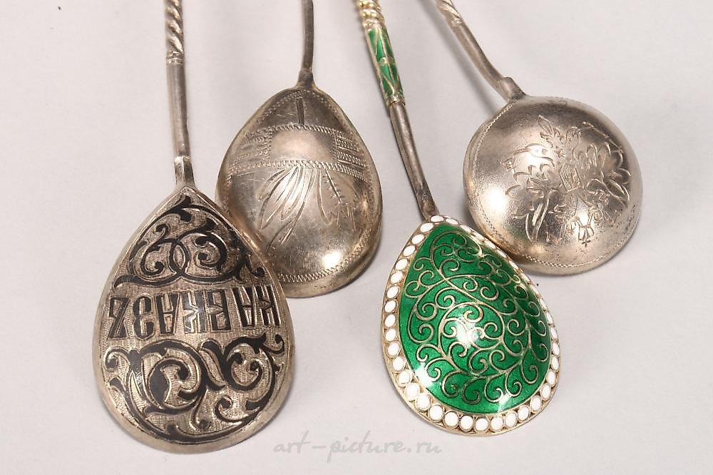 俄罗斯银 , 三个银制的俄罗斯勺子。