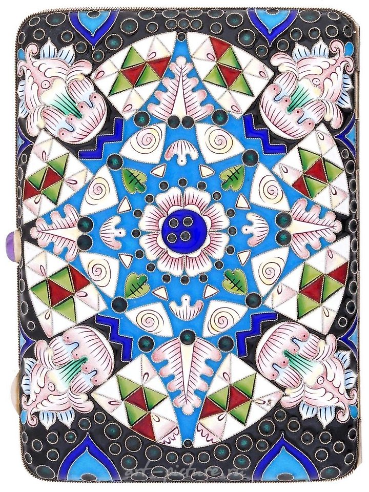 俄罗斯银 , 俄罗斯银制烟斗盒，带有可翻盖的盖子。