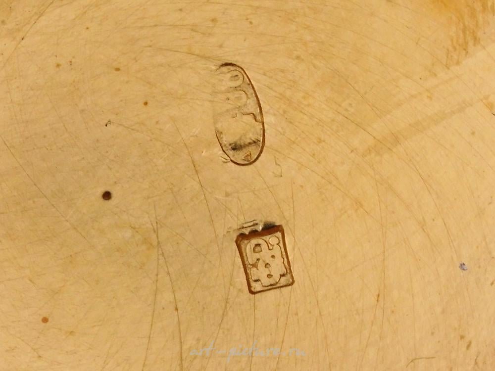 俄罗斯银 , 俄罗斯银制盒子或药盒，带有环形盖子。