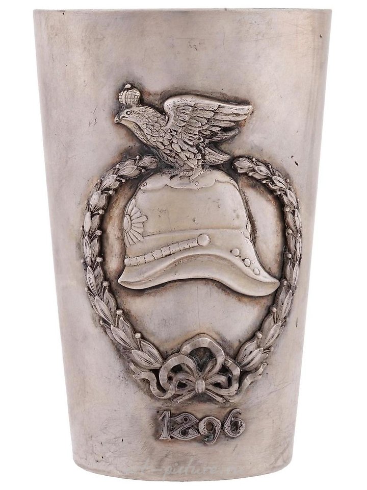 Русское серебро , Русская серебряная чаша с шлемом Императорской гвардии