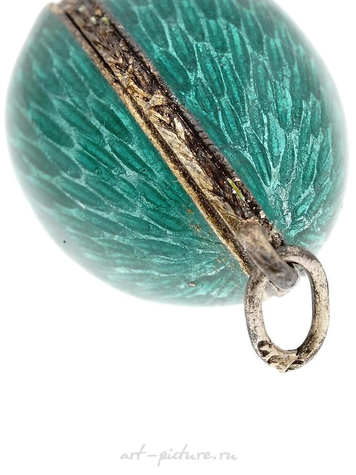 Русское серебро , Серебряная подвеска с позолотой и красной эмалью в форме яйца