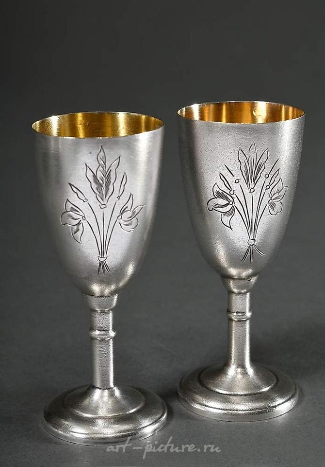 Русское серебро , Русская пара рюмок на высокой подставке с цветочной гравировкой