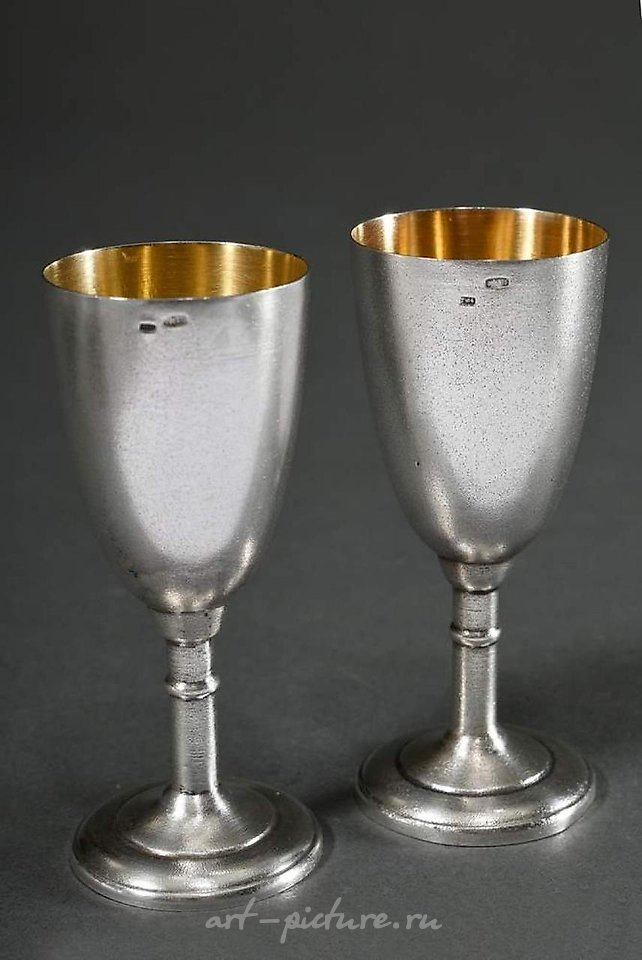 Русское серебро , Русская пара рюмок на высокой подставке с цветочной гравировкой