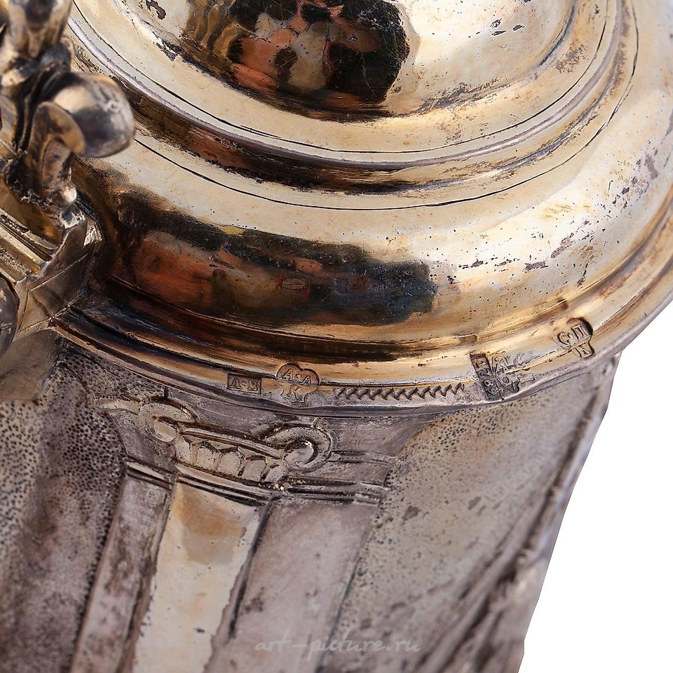 俄罗斯银 , 稀有的俄罗斯镀金银杯，上面有雕刻的全景图案。