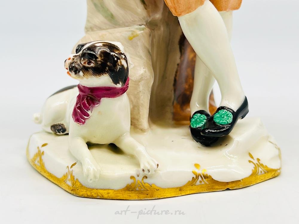 Royal Vienna , Антикварная фигурка Royal Vienna с изображением мужчины 18-го века, играющего на флейте с собакой