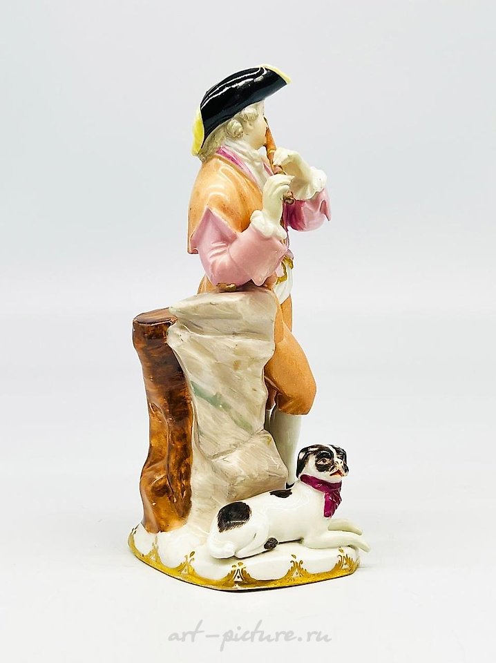 Royal Vienna , Антикварная фигурка Royal Vienna с изображением мужчины 18-го века, играющего на флейте с собакой