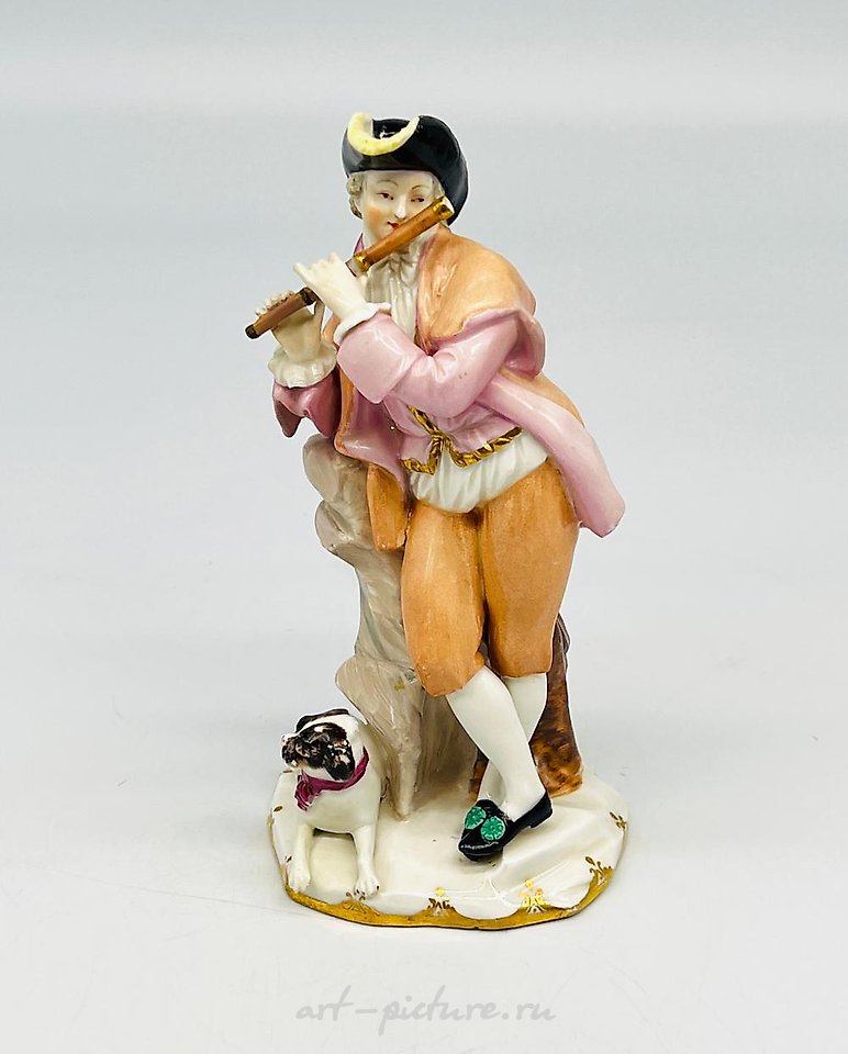 Royal Vienna , Антикварная фигурка Royal Vienna с изображением мужчины 18-го века, играющего на флейте с собакой