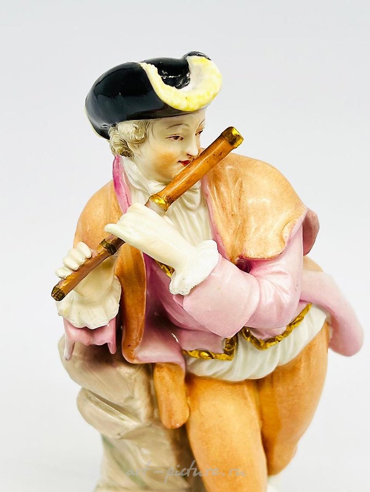 Royal Vienna , Антикварная фигурка Royal Vienna с изображением мужчины 18-го века, играющего на флейте с собакой