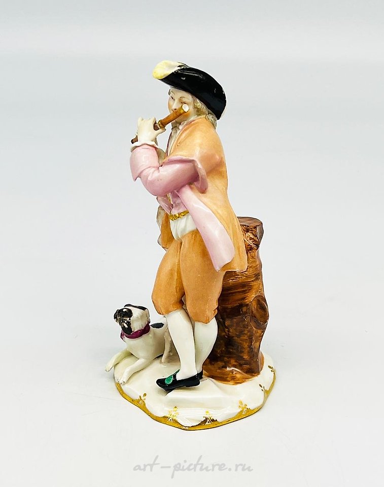 Royal Vienna , Антикварная фигурка Royal Vienna с изображением мужчины 18-го века, играющего на флейте с собакой