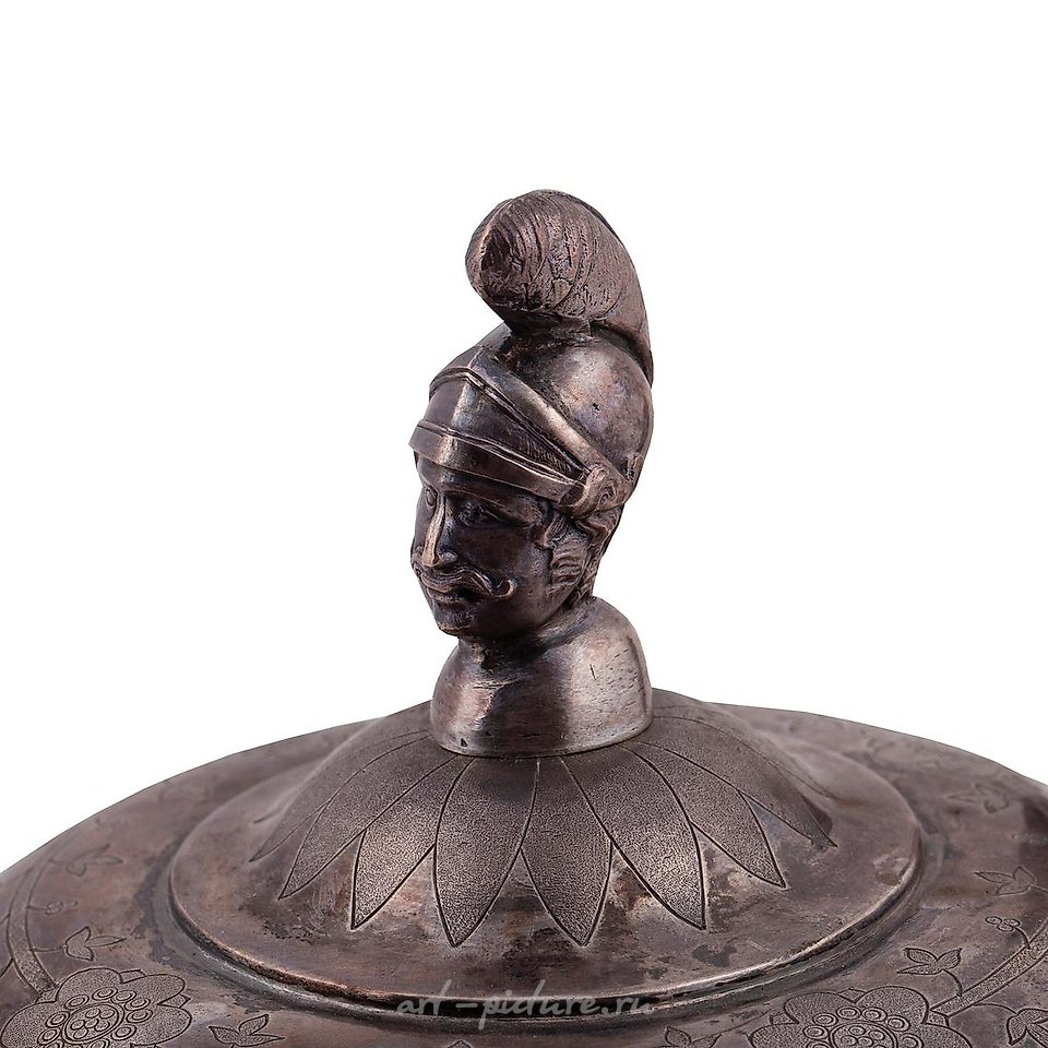 俄罗斯银 , 俄罗斯帝国时期，彼得·莫勒尔制作的镀金银杯，带有盖子。